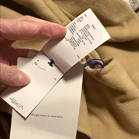 New Burberry Luxurious Reversible Hooded Coat with Plaid Trim - Picture 9 of 10